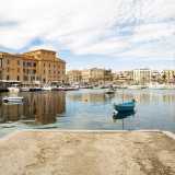 Ai piedi del politeama sono anche ormeggiati i potenti scafi del Circolo della Vela, fondato nel 1929